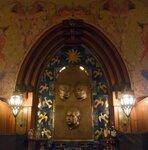 Herdenkinsgplaquette in paraboolvormige lijst.
              <br/>
              Marcel Westhoff, sept. 2016